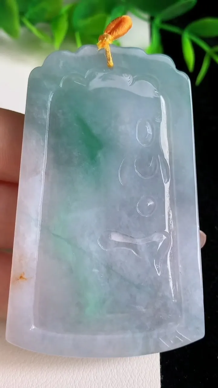 天然A货翡翠大势至观音菩萨吊坠，尺寸69-44.2-6.4，重量:41.76g
6月24日