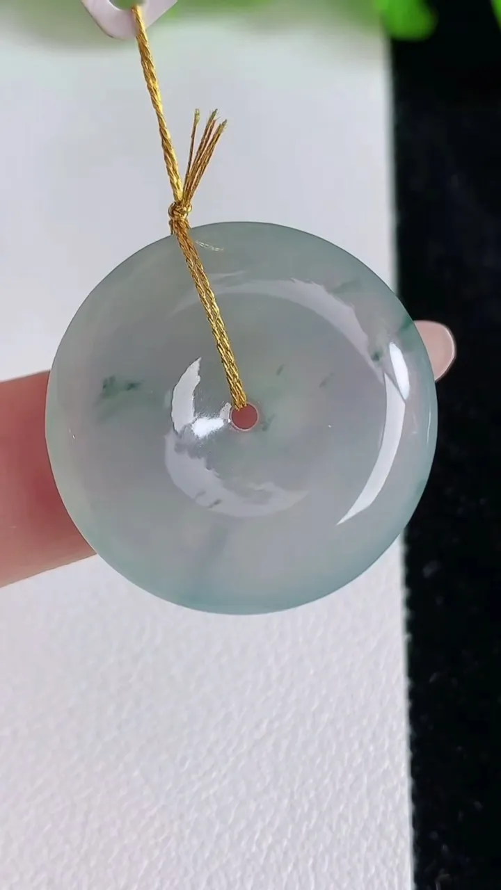 天然A货翡翠飘花平安扣吊坠，尺寸25.3-5，重量:6.35g
6月24日