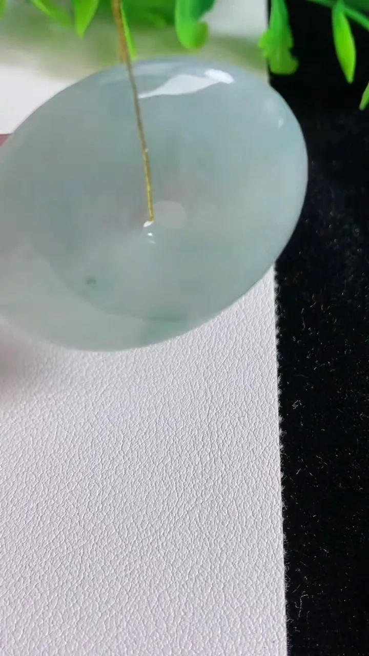 天然A货翡翠平安扣吊坠，尺寸39.7-5.2，重量:18.88g
6月24日