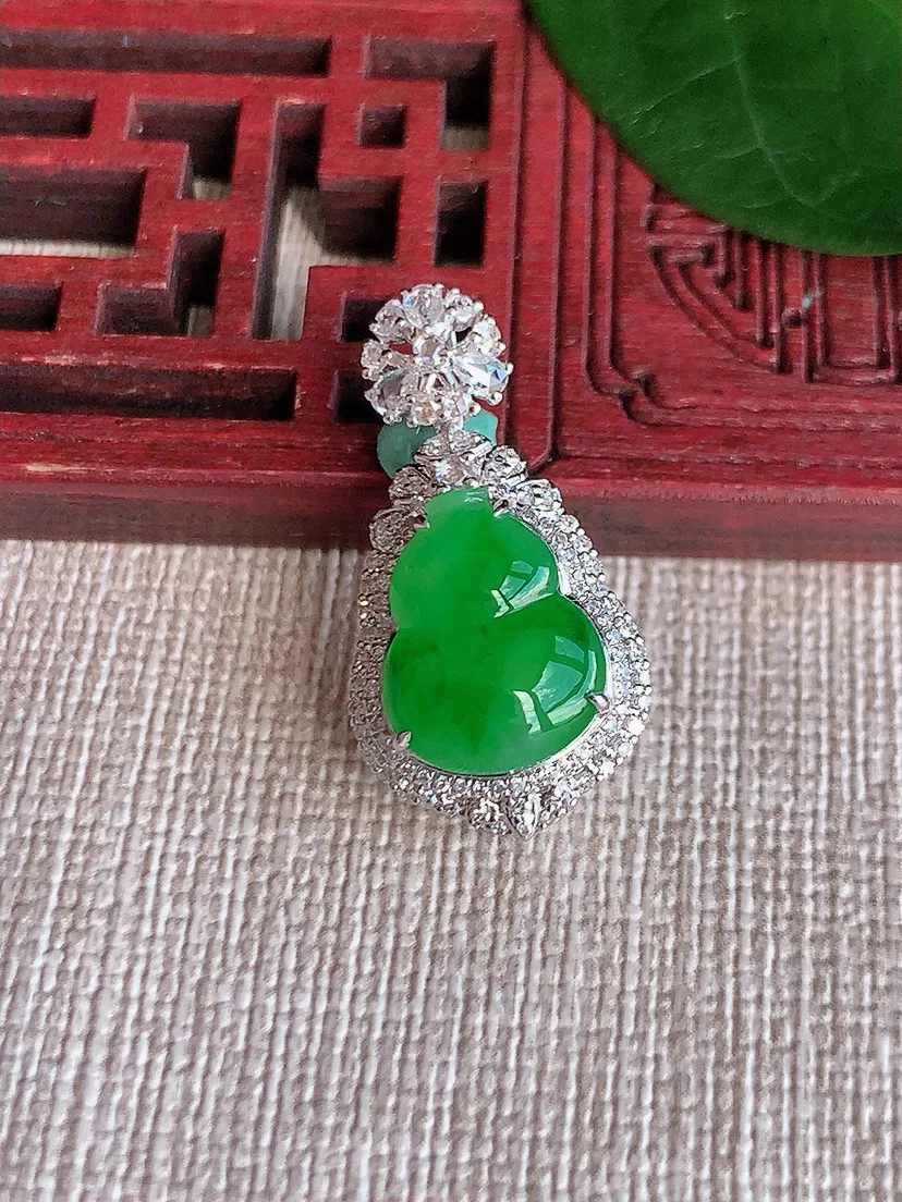 天然A货翡翠18K金伴阳绿葫芦吊坠尺寸25.5×13.4×10.4裸石12×9.5m量3.56g 0622