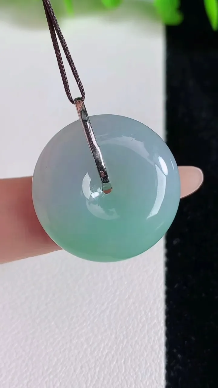天然A货翡翠平安扣吊坠，尺寸23-6.6，重量:7.65g
6月24日