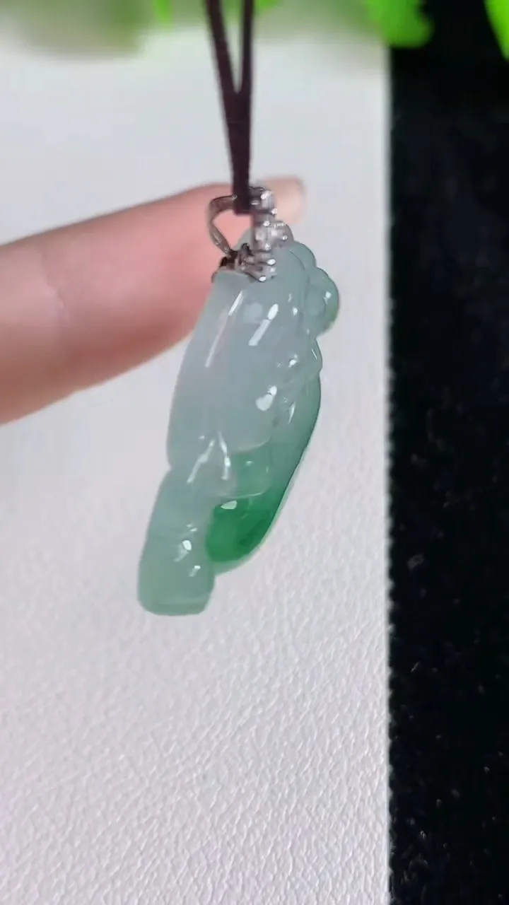 天然A货翡翠佛公吊坠，尺寸26.8-30-6，重量:8.01g
6月24日