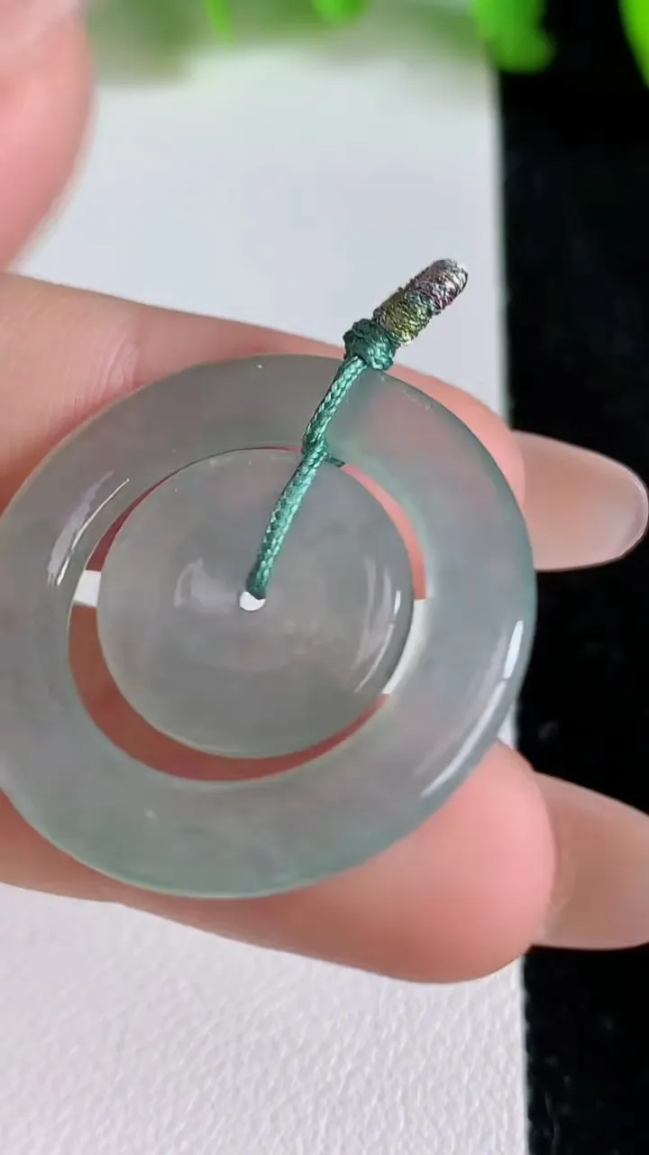 天然A货翡翠飘花母子平安扣吊坠，尺寸28.4-3.3，重量:5.52g
6月24日