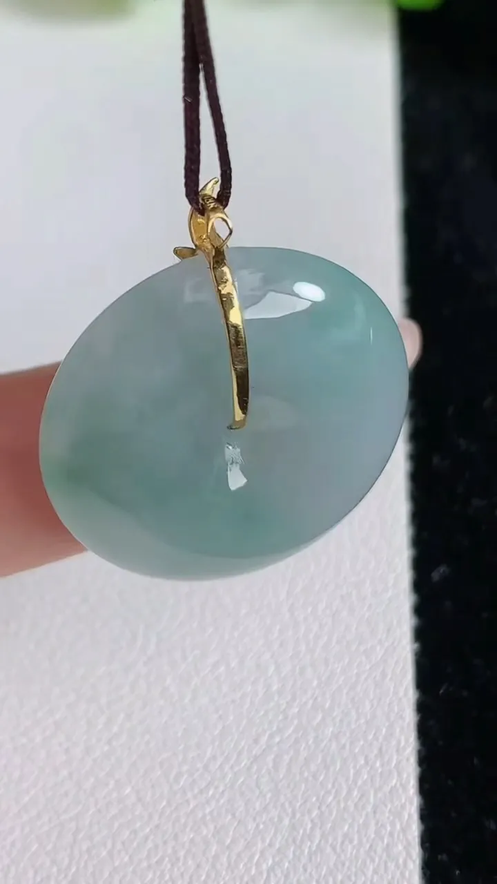 天然A货翡翠平安扣吊坠，尺寸25-9.4，重量:8.48g
6月24日