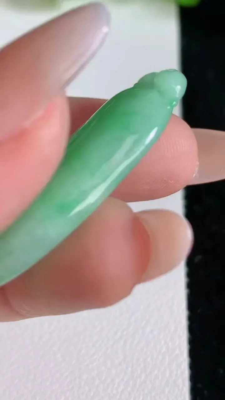 天然A货翡翠福瓜吊坠，尺寸37-14.2-5.6，重量:6.45g
6月24日