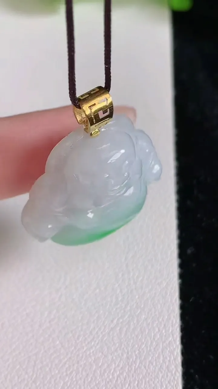 天然A货翡翠佛公吊坠，尺寸26.5-26-9.3，重量:11.82g
6月24日
