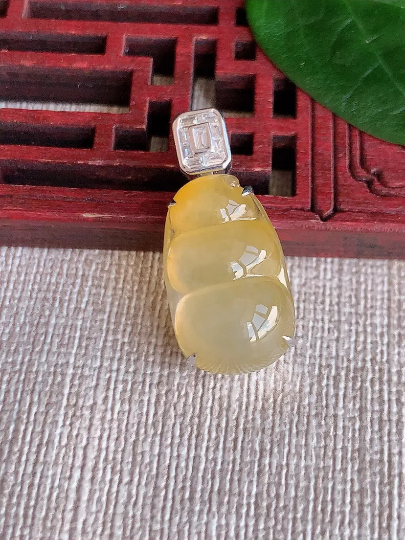 天然A货翡翠18K金伴黄翡四季豆福豆平安豆吊坠尺寸25.7×19×11.3×8.7m量3.62g 0622