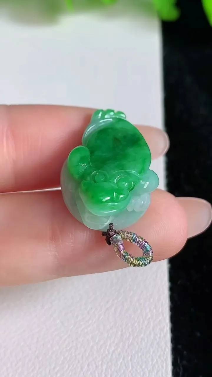 天然A货翡翠金蟾吊坠，尺寸25-14-11.3，重量:5.07g
6月24日