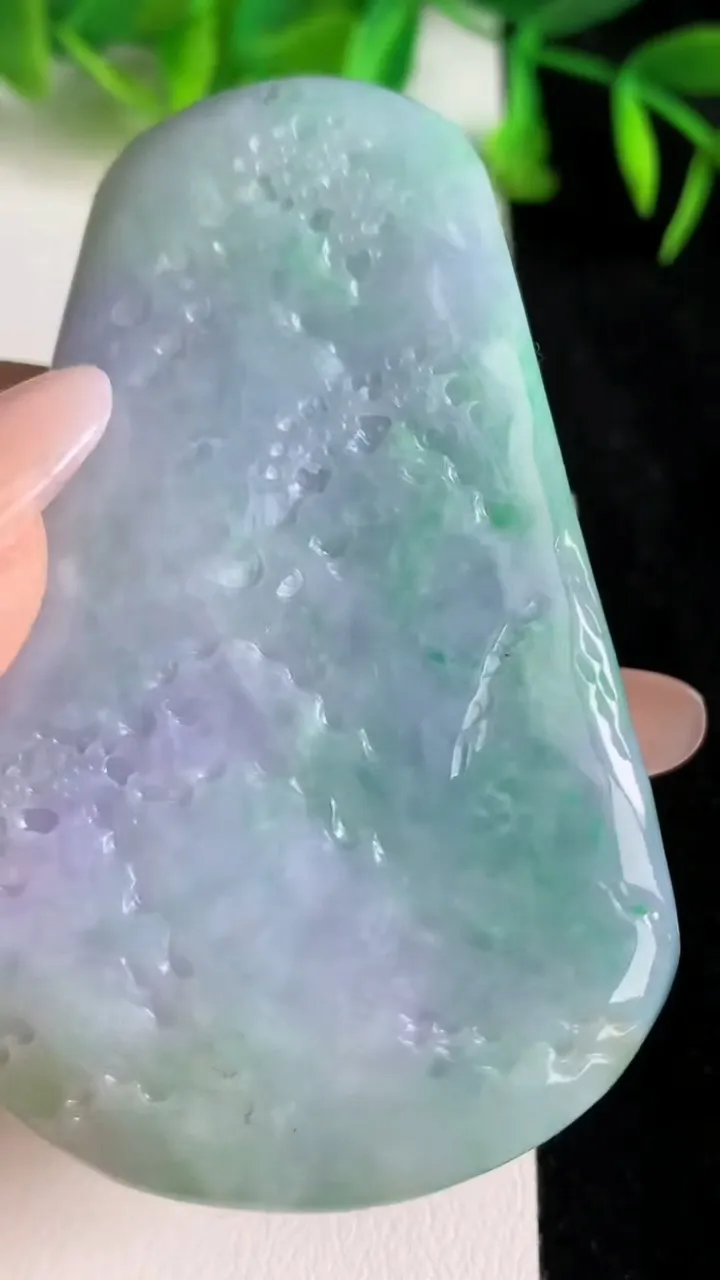 天然A货翡翠春带彩紫罗兰山水牌吊坠，尺寸69.3-45.8-7.7，重量:53.58g
6月24日