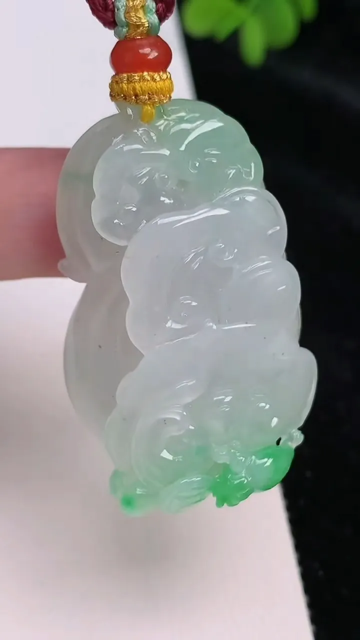 天然A货翡翠如意吊坠，尺寸41.3-28-17.4，重量:36.50g
6月25日