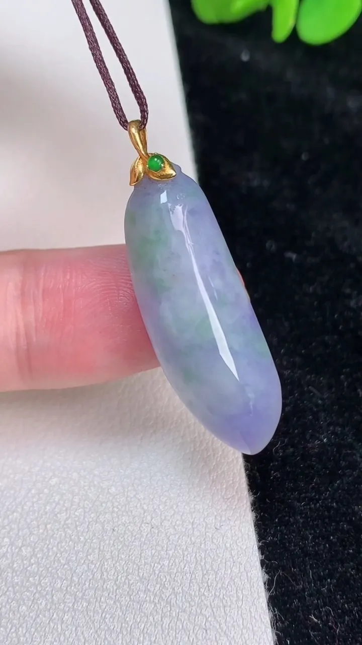 天然A货翡翠18k金春带彩紫罗兰福瓜吊坠，尺寸30-10.7-6.7，重量:4.03g
6月25日