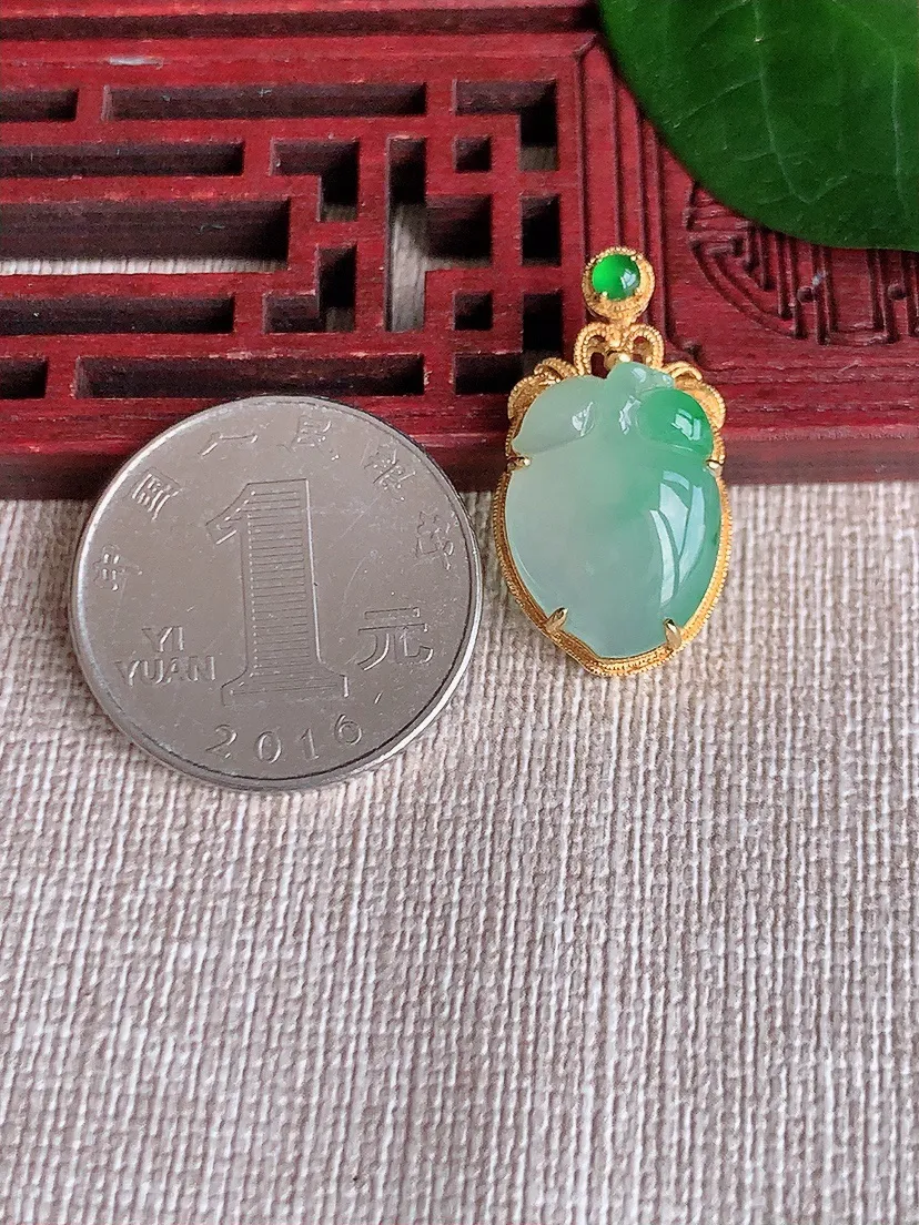 天然A货翡翠18K飘绿寿桃吊坠尺寸25.6×14×7.4裸石17×12.4m量3.48g 0624