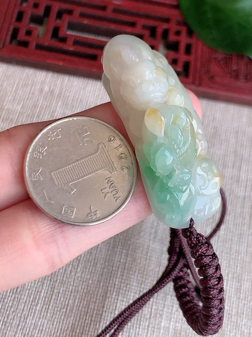天然A货翡翠冰润黄加绿双彩招财金蟾手牌尺寸44.6×17×16.6m量25.96g 0624