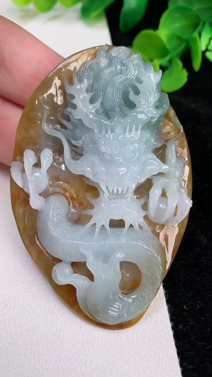 天然A货翡翠双彩龙牌吊坠，尺寸72.7-48.8-11.7，重量:46.52g
6月25日