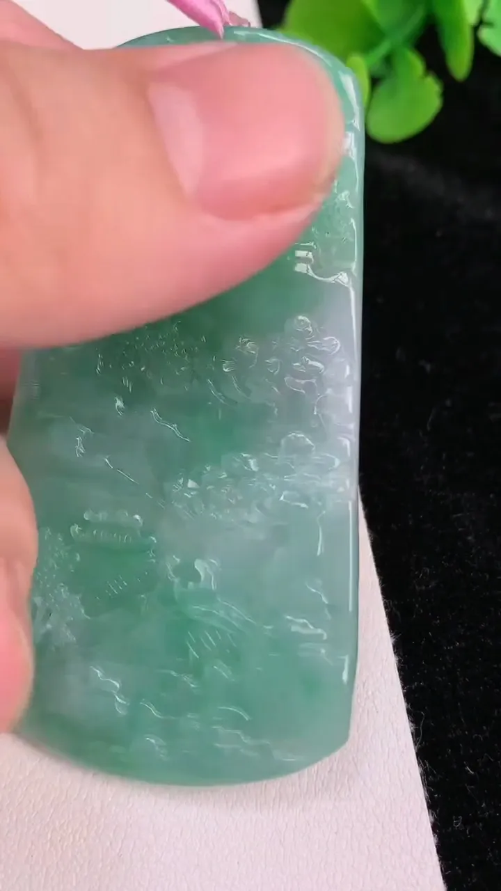 天然A货翡翠山水牌吊坠，尺寸69-35.2-4.8，重量:31.14g
6月25日