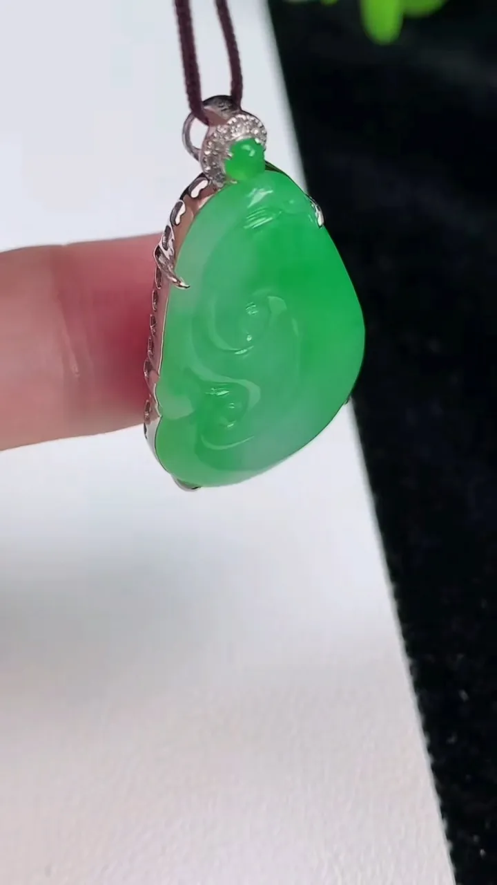 天然A货翡翠如意吊坠，尺寸36-30.2-19.3-5.3，重量:6.45g
6月25日