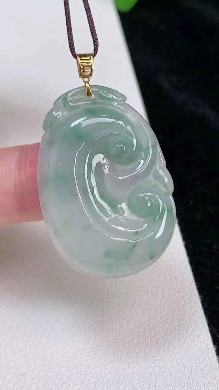天然A货翡翠 18k 金飘花如意吊坠，尺寸 34-24.8-4.2，重:6.32g
6月25日