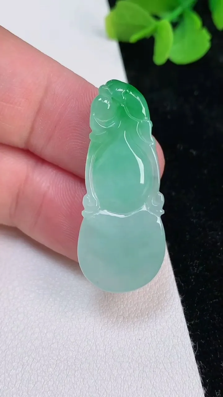 天然A货翡翠葫芦吊坠，尺寸35.3-15-5.6，重量:5.55g
6月25日