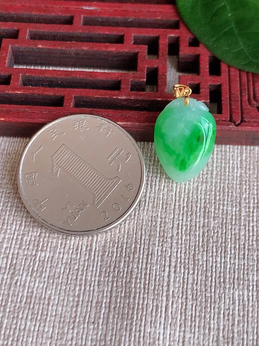 天然A货翡翠18K金扣头飘绿福瓜吊坠尺寸16.4×11.8×5.7m量2.50g 0624