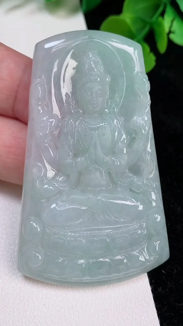 天然A货翡翠千手观音吊坠，尺寸65.6-41-6，重量:32.11g
6月25日