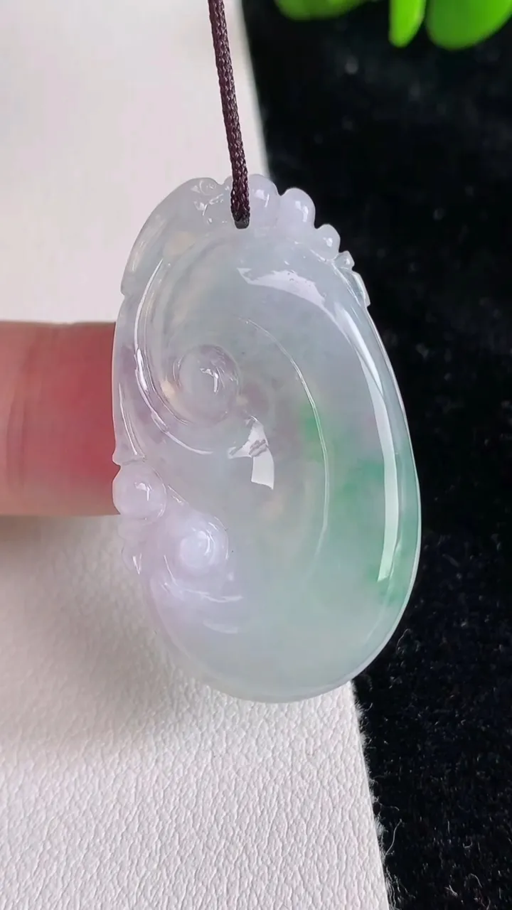 天然A货翡翠如意吊坠，尺寸36.4-21.4-4，重量:5.73g
6月25日