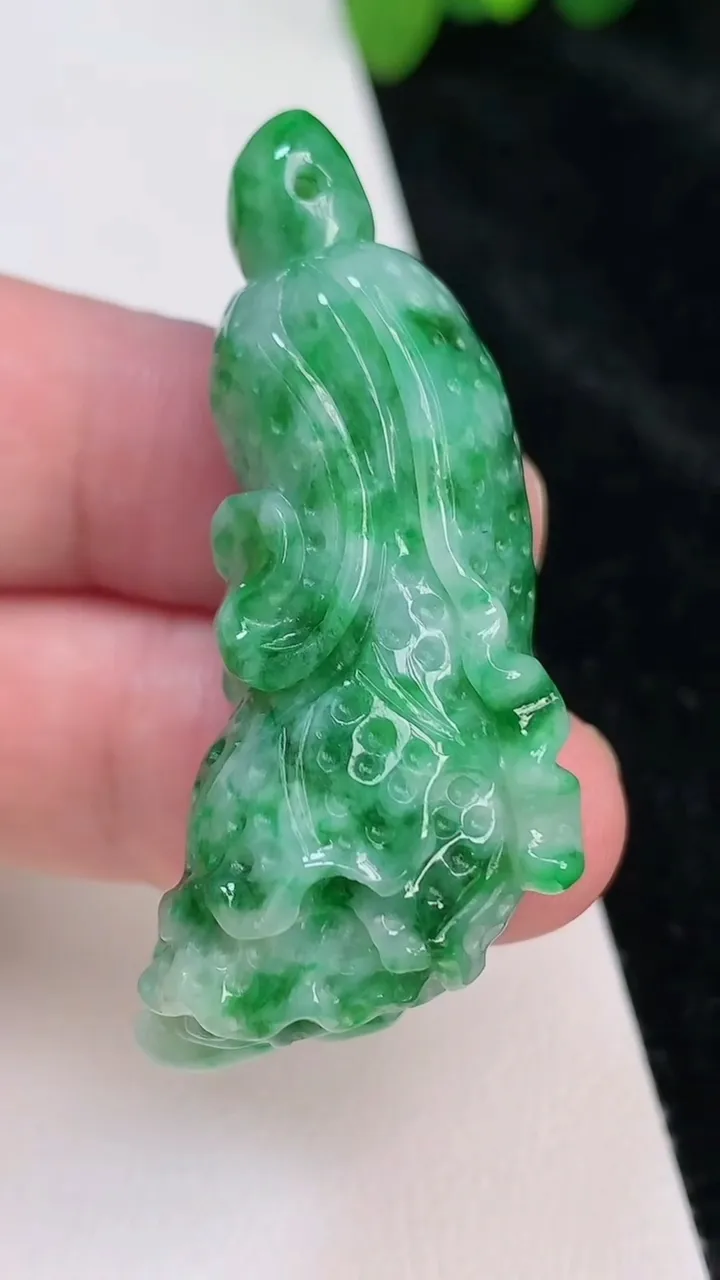 天然A货翡翠白菜吊坠，尺寸49-20.5-15.2，重:22.36g
6月25日