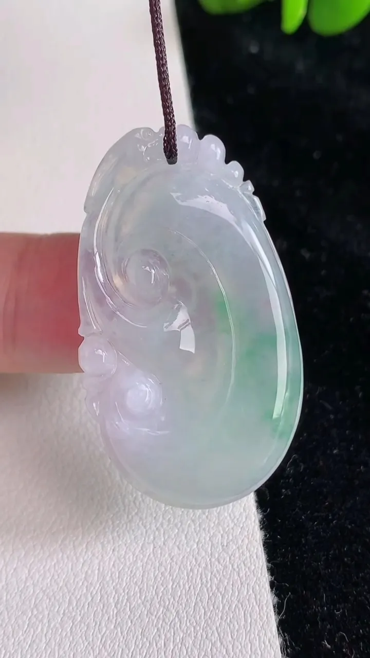 天然A货翡翠如意吊坠，尺寸36.4-21.4-4，重量:5.73g
6月25日