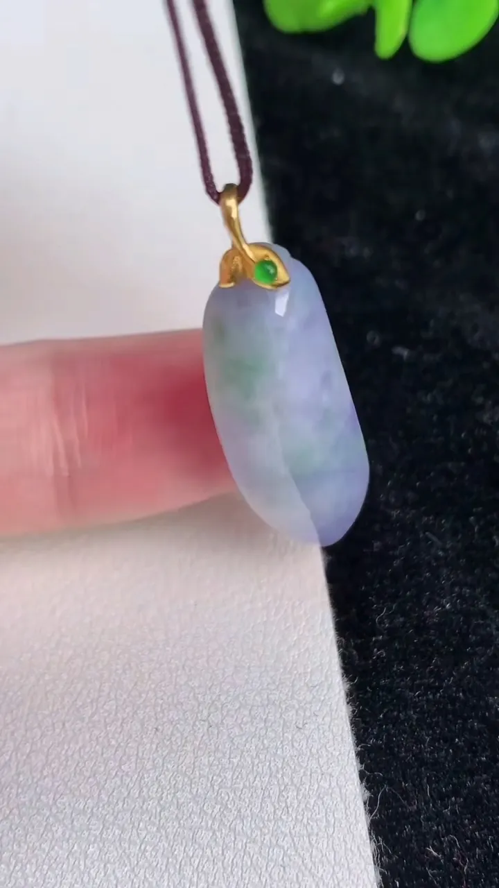 天然A货翡翠18k金春带彩紫罗兰福瓜吊坠，尺寸30-10.7-6.7，重量:4.03g
6月25日