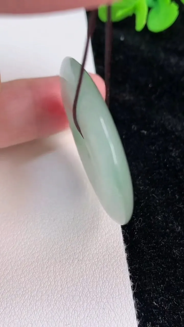 天然A货翡翠平安扣吊坠，尺寸36.4-5.7，重量:15.70g
6月25日