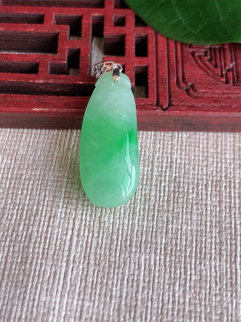 天然A货翡翠18K金扣头飘绿兰花吊坠尺寸24.2×10.2×8.4m量3.74g 0624