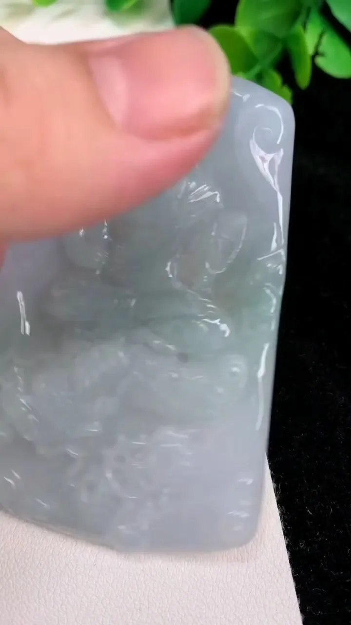 天然A货翡翠御龙不动明王吊坠，尺寸70-47.8-5.4，重量:42.00g
6月25日