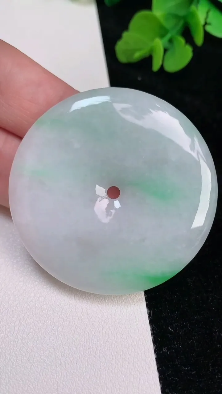 天然A货翡翠平安扣吊坠，尺寸48-5.6，重量:29.00g
6月25日