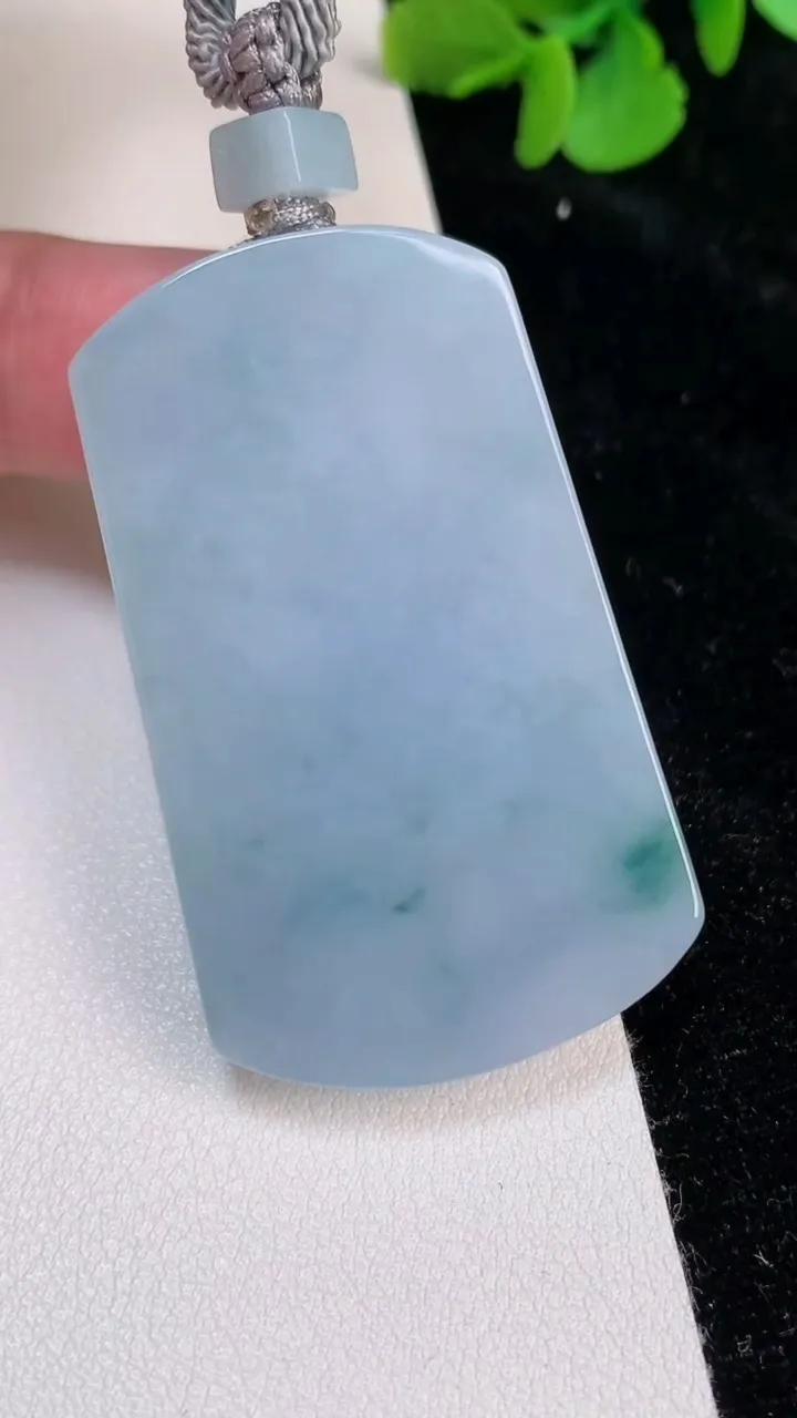 天然A货翡翠紫罗兰飘花无事牌吊坠，尺寸47.5-29-6，重量:28.88g
6月25日