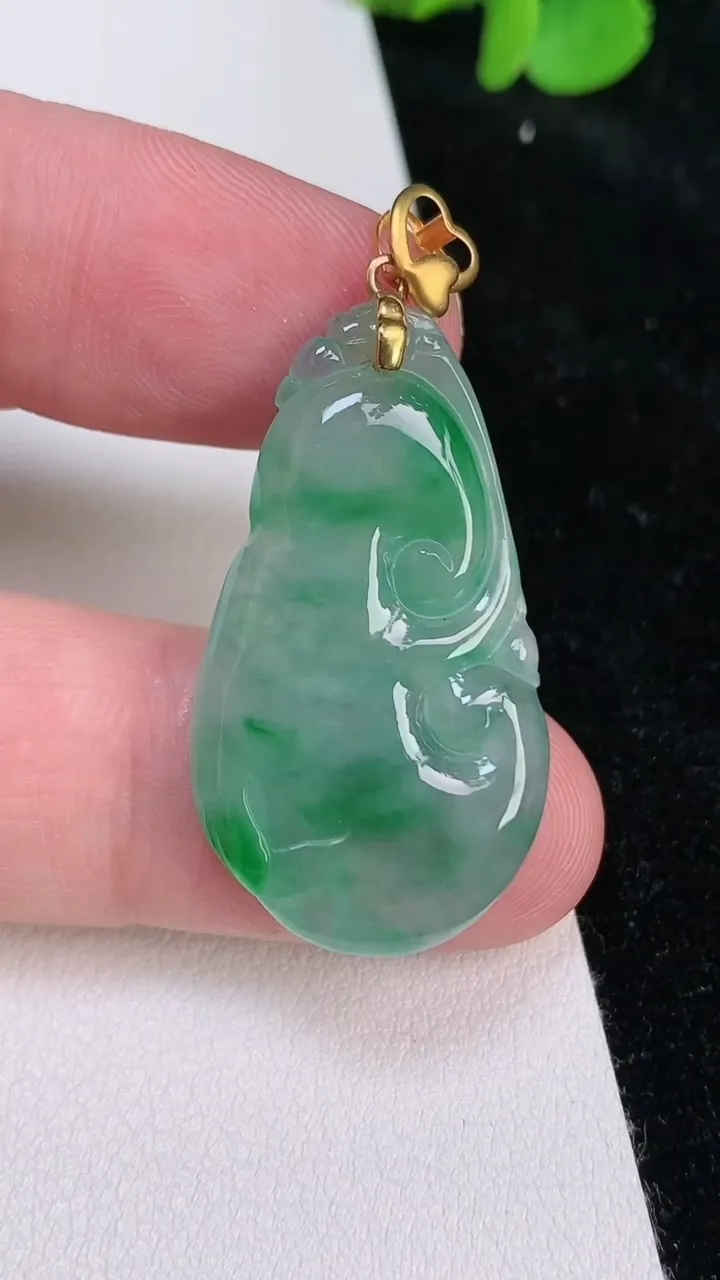 天然A货翡翠如意吊坠，尺寸33.7-19.2-3.8，重量5.51g
6月25日