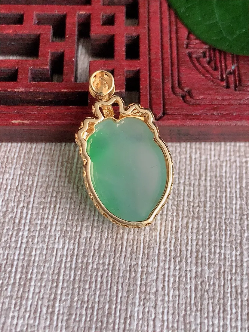 天然A货翡翠18K飘绿寿桃吊坠尺寸25.6×14×7.4裸石17×12.4m量3.48g 0624