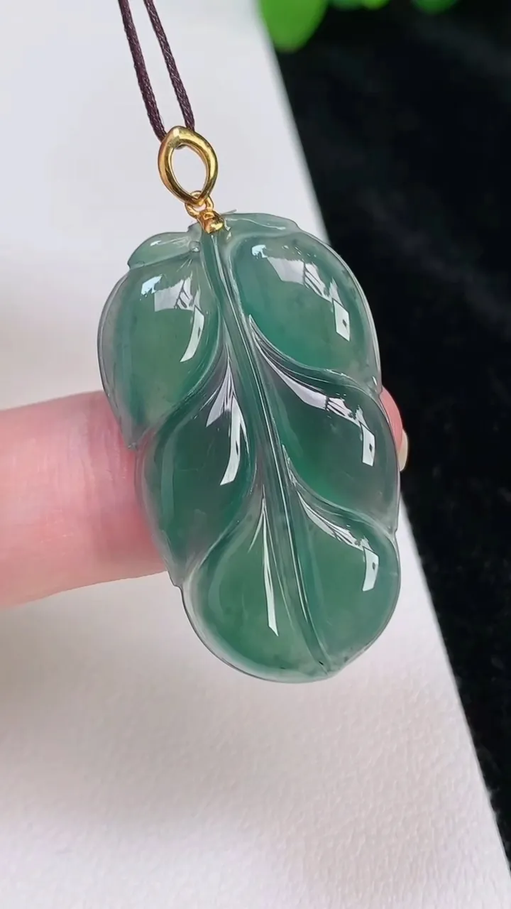 天然A货翡翠k金蓝水金枝玉叶 叶子吊坠，尺寸33.2-18.3-4.2，重:5.56g
6月25日