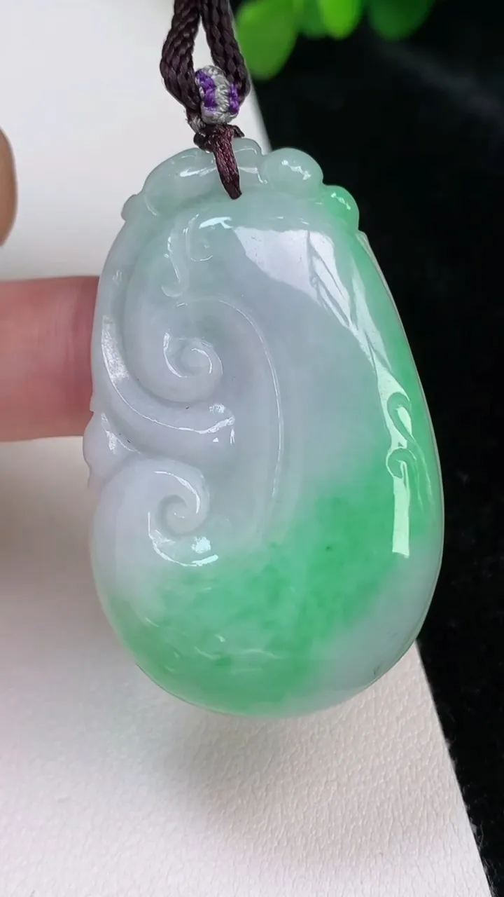 天然A货翡翠如意吊坠，尺寸49.2-30.3-7.4，重:25.22g
6月25日