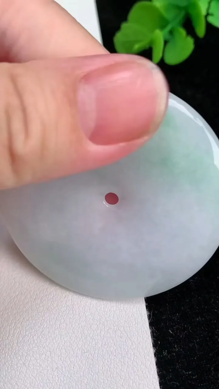 天然A货翡翠平安扣吊坠，尺寸50-6，重量:32.07g
6月25日