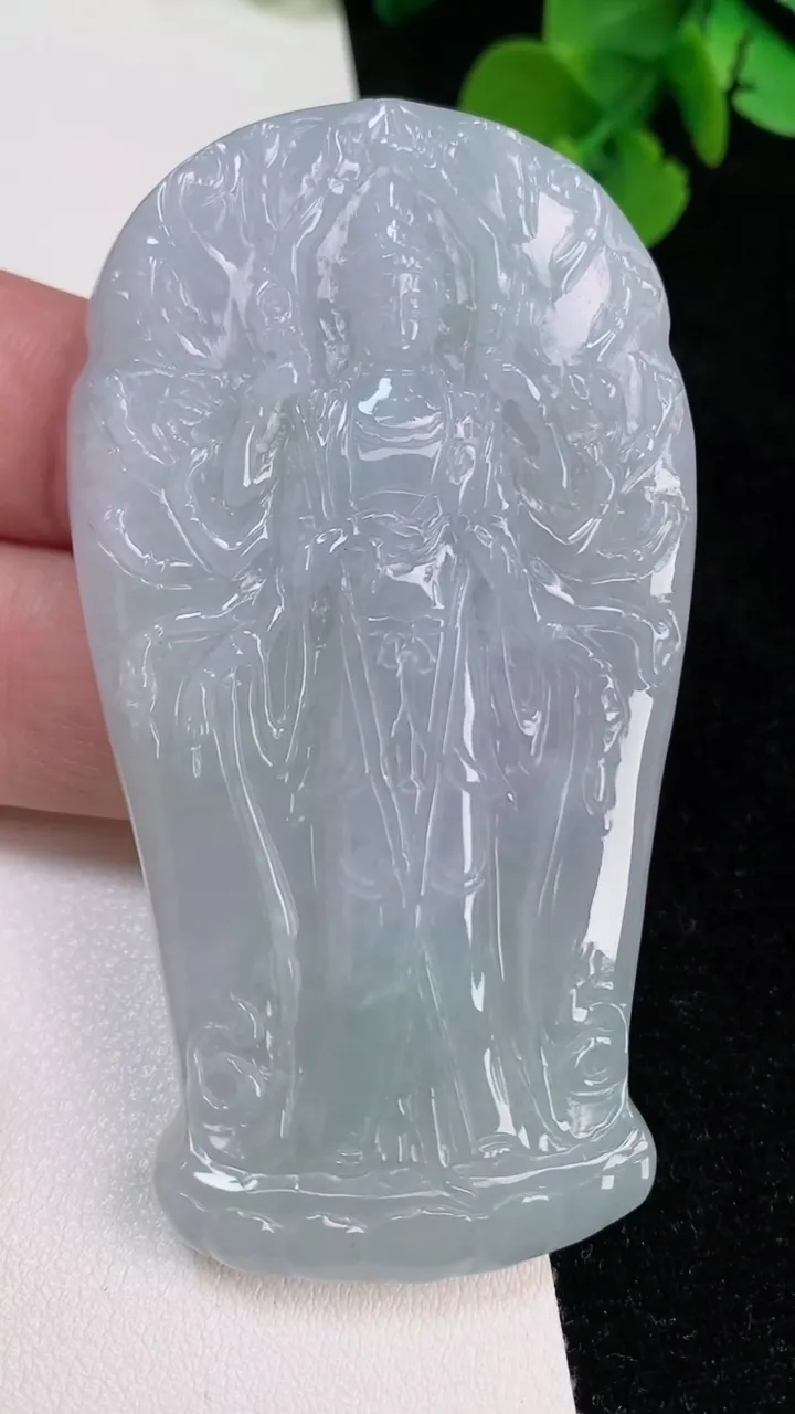 天然A货翡翠飘花千手观音吊坠，尺寸72-38.8-7.6，重量:49.15g
6月25日