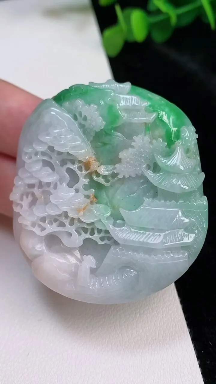 天然A货翡翠山水牌吊坠，尺寸53.5-47-13，重:66.00g
6月25日