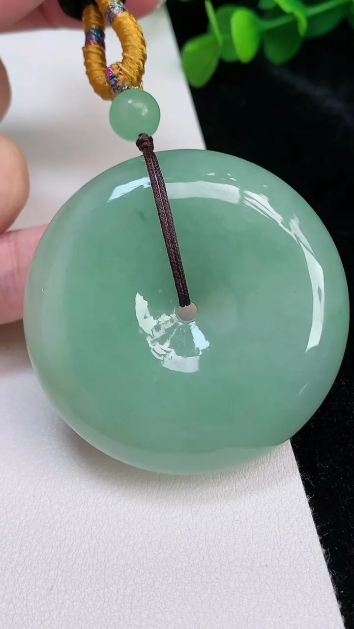 天然A货翡翠平安扣吊坠，尺寸52-12.3，重:72.58g
6月25日