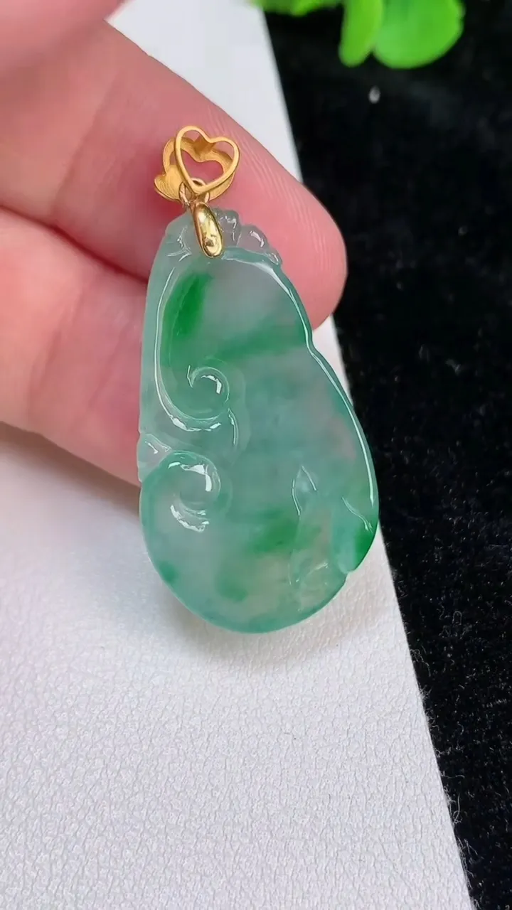 天然A货翡翠如意吊坠，尺寸33.7-19.2-3.8，重量5.51g
6月25日