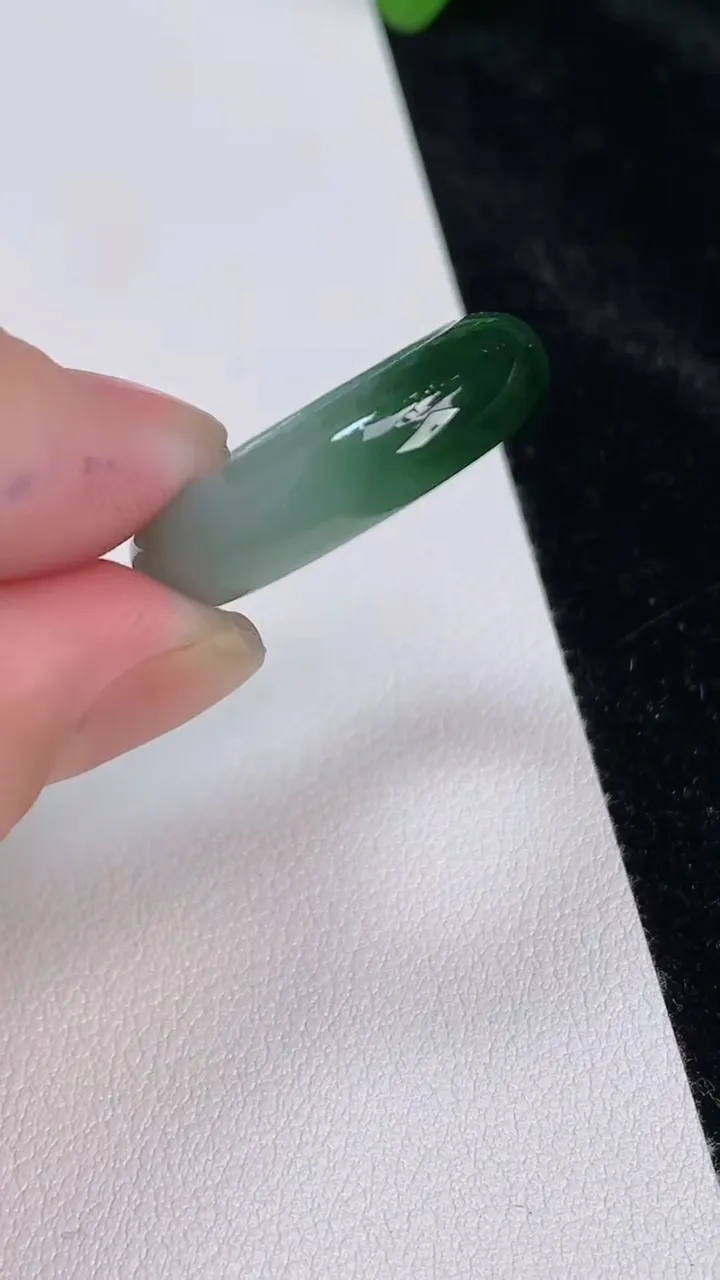 天然A货翡翠飘花指环戒指，尺寸19.5-11-3.5，重:4.44g2025年6月25日
工厂直销收藏佳品,种好水足，色泽均匀，有种有色，上手高大气！