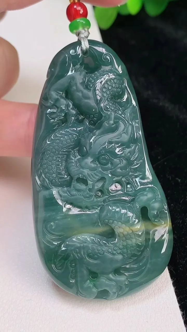 天然A货翡翠蓝水双彩龙牌吊坠，尺寸66.8-35.6-12，重:47.85g
6月25日
