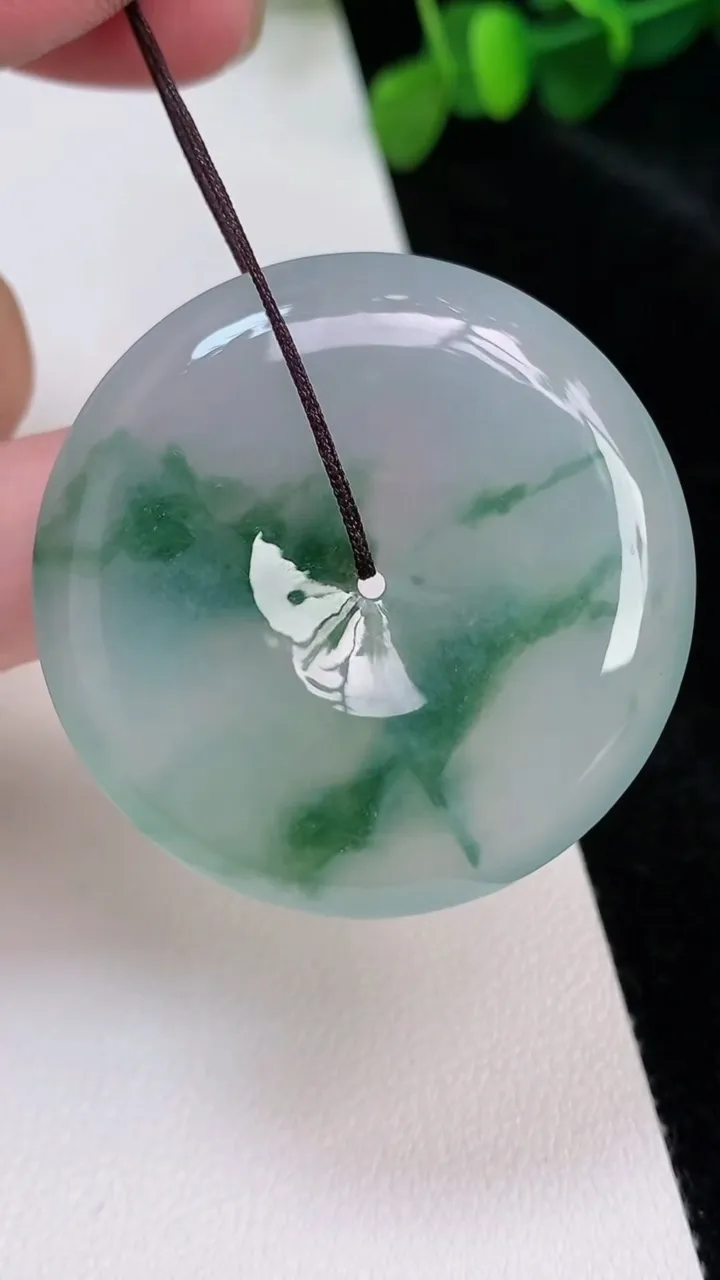 天然A货翡翠飘花平安扣吊坠，尺寸41.2-7.2，重:24.83g
6月25日