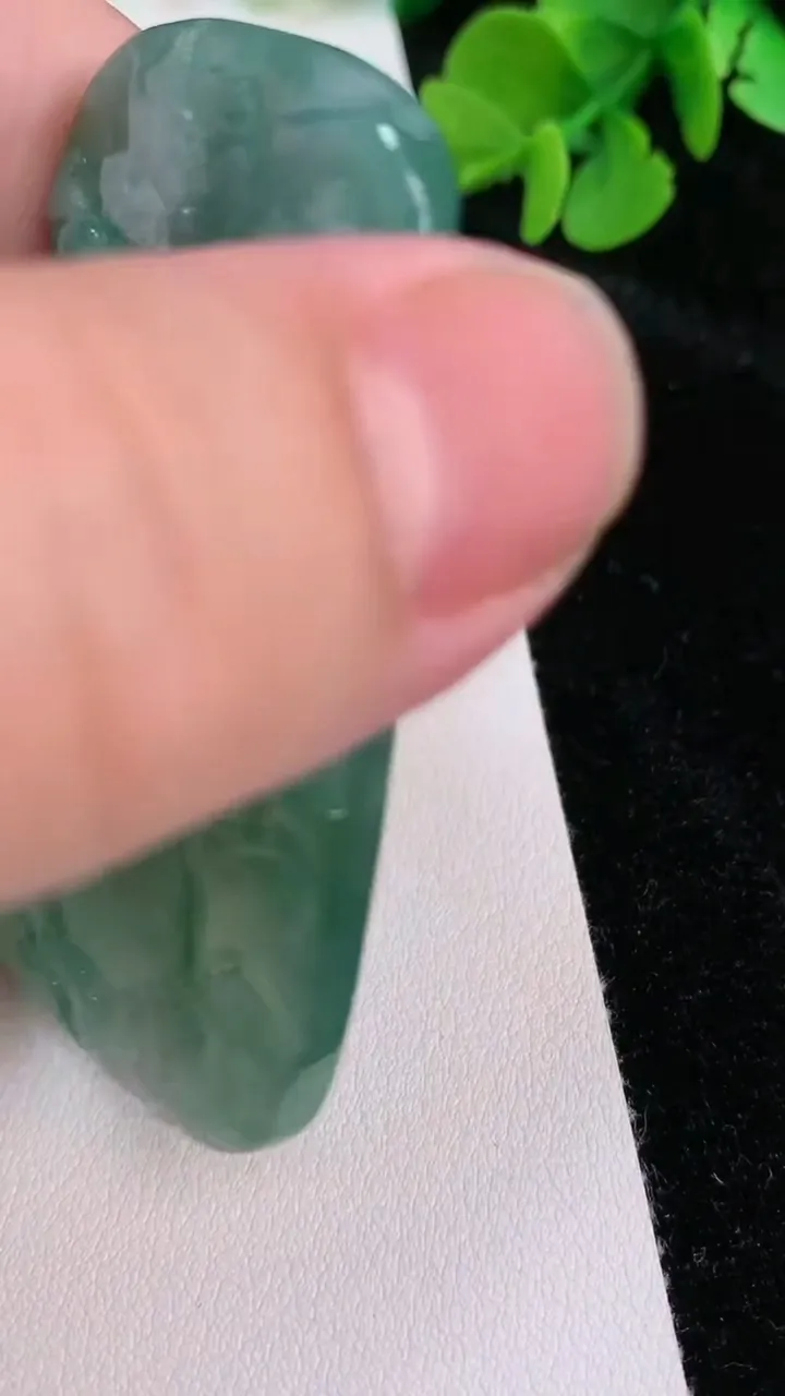 天然A货翡翠山水牌吊坠，尺寸59-41-5，重量:30.33g
6月25日