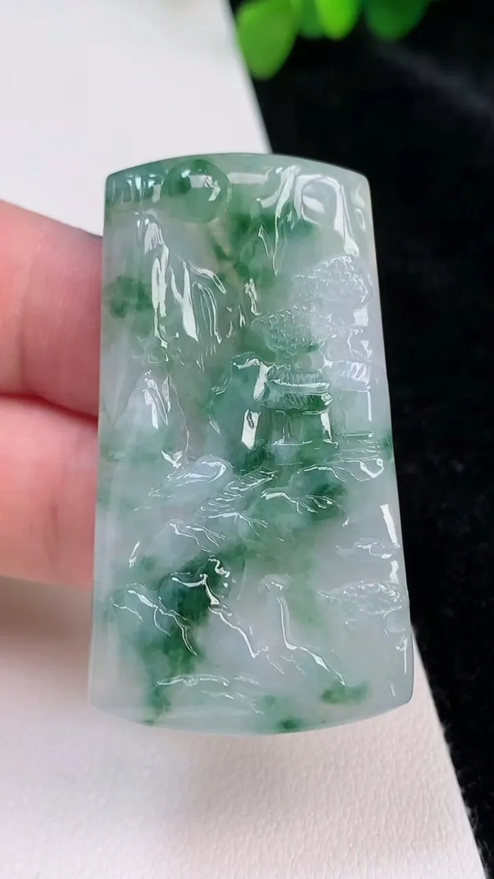 天然A货翡翠飘花山水牌吊坠，尺寸50-27.7-5.8，重:19.20g
6月25日