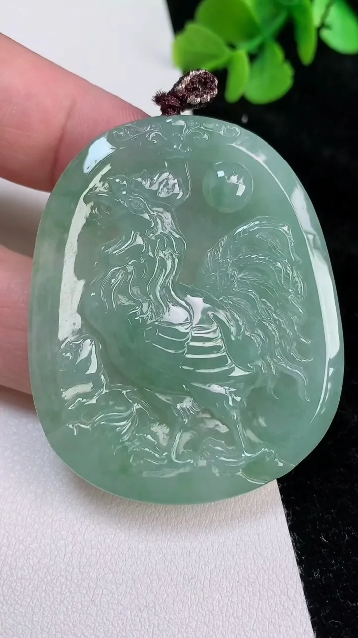 天然A货翡翠生肖鸡吊坠，尺寸51.2-42.3-5.6，重量:28.87g
6月25日