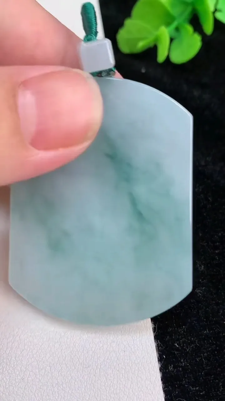 天然A货翡翠飘花无事牌吊坠，尺寸50.3-38.6-5.4，重量:33.50g
6月25日