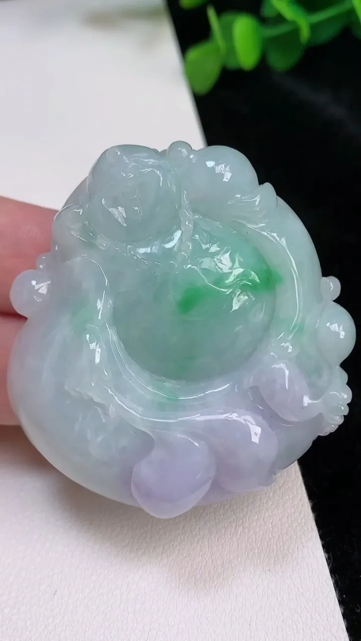 天然A货翡翠春带彩 紫罗兰逍遥佛吊坠，尺寸53.5-51.3-13.6，重:66.60g
6月25日